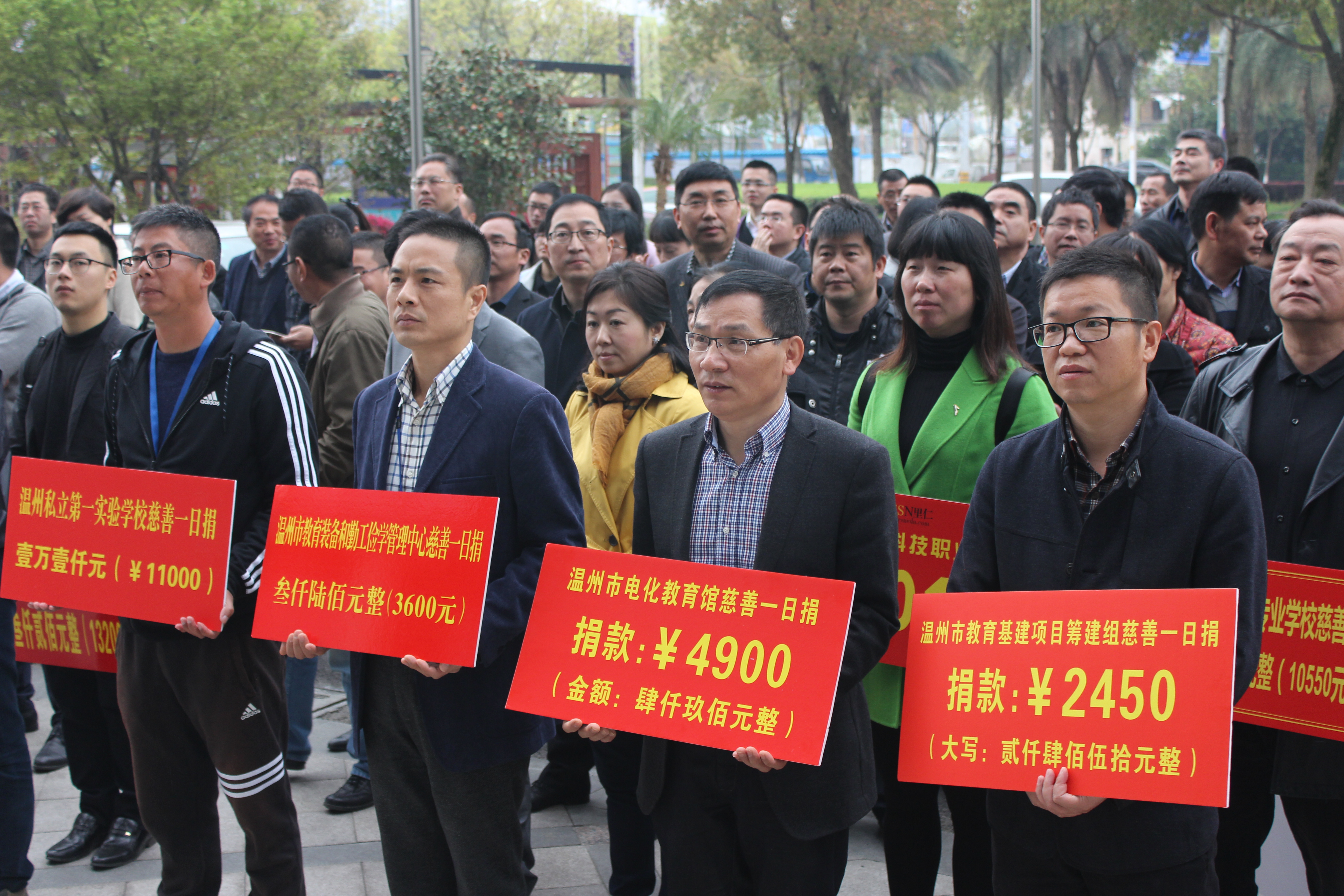 ����λ����